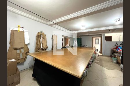 Casa à venda com 234m², 4 quartos e 2 vagas Casa à venda com 234m², 4 quartos e 2 vagasSalão