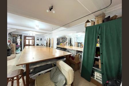 Casa à venda com 234m², 4 quartos e 2 vagas Casa à venda com 234m², 4 quartos e 2 vagasSalão