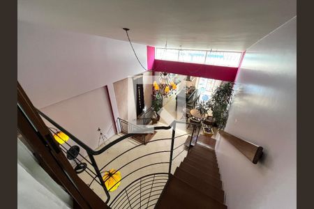 Casa à venda com 234m², 4 quartos e 2 vagas Casa à venda com 234m², 4 quartos e 2 vagasEscada