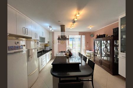 Casa à venda com 234m², 4 quartos e 2 vagas Casa à venda com 234m², 4 quartos e 2 vagasCozinha