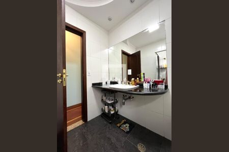 Casa à venda com 234m², 4 quartos e 2 vagas Casa à venda com 234m², 4 quartos e 2 vagasBanheiro Corredor