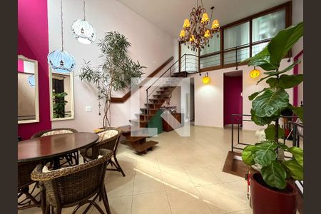 Sala de casa à venda com 4 quartos, 234m² em Mirandópolis, São Paulo