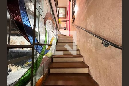 Casa à venda com 234m², 4 quartos e 2 vagas Casa à venda com 234m², 4 quartos e 2 vagasEscada