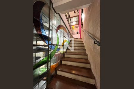 Casa à venda com 234m², 4 quartos e 2 vagas Casa à venda com 234m², 4 quartos e 2 vagasEscada