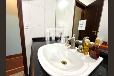 Casa à venda com 234m², 4 quartos e 2 vagas Casa à venda com 234m², 4 quartos e 2 vagasBanheiro Corredor