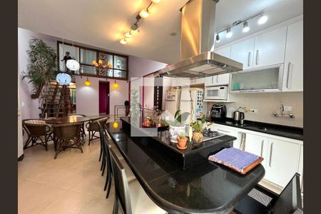 Casa à venda com 234m², 4 quartos e 2 vagas Casa à venda com 234m², 4 quartos e 2 vagasCozinha