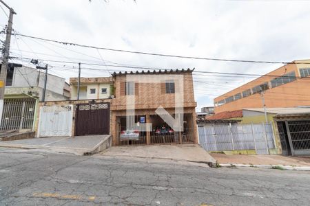 Casa à venda com 180m², 4 quartos e 2 vagas Casa à venda com 180m², 4 quartos e 2 vagasFachada