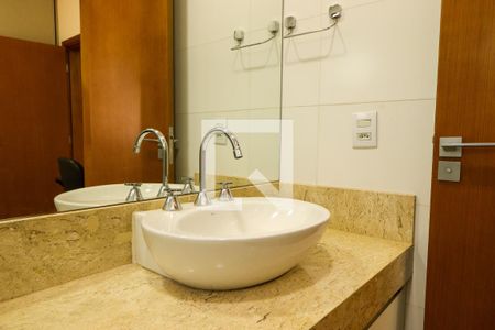 Casa de condomínio para alugar com 210m², 3 quartos e 4 vagasBanheiro da Suíte 2