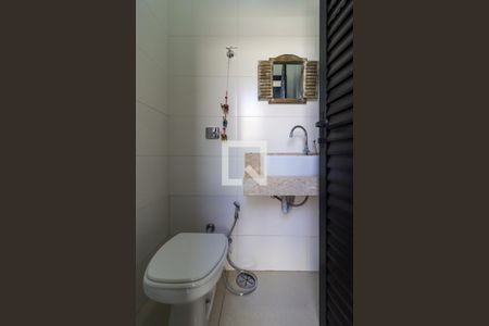 Casa de condomínio para alugar com 210m², 3 quartos e 4 vagasBanheiro de Serviço 