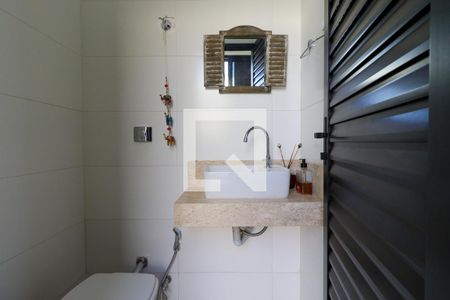 Casa de condomínio para alugar com 210m², 3 quartos e 4 vagasBanheiro de Serviço 