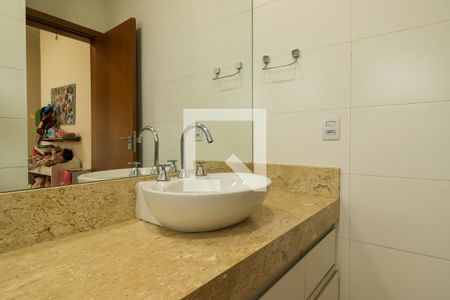 Casa de condomínio para alugar com 210m², 3 quartos e 4 vagasBanheiro da Suíte 1