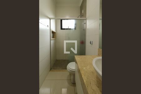 Casa de condomínio para alugar com 210m², 3 quartos e 4 vagasBanheiro da Suíte 1