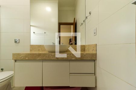 Casa de condomínio para alugar com 210m², 3 quartos e 4 vagasBanheiro da Suíte 1