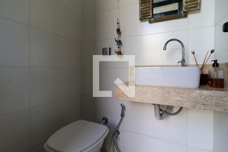 Casa de condomínio para alugar com 210m², 3 quartos e 4 vagasBanheiro de Serviço 