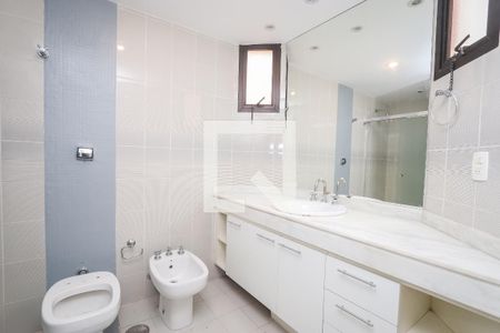 Apartamento à venda com 260m², 4 quartos e 3 vagas Apartamento à venda com 260m², 4 quartos e 3 vagasBanheiro da Suite 2