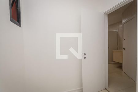 Apartamento à venda com 260m², 4 quartos e 3 vagas Apartamento à venda com 260m², 4 quartos e 3 vagasQuarto de Serviço 2