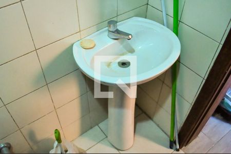 Casa de condomínio à venda com 180m², 3 quartos e 2 vagasBanheiro de serviço