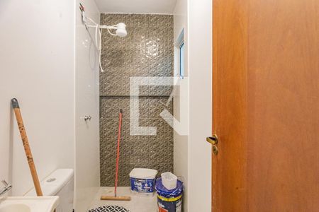 Banheiro social de kitnet/studio para alugar com 1 quarto, 30m² em Vila Santo Estefano, São Paulo