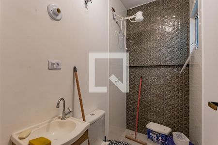 Banheiro social de kitnet/studio para alugar com 1 quarto, 30m² em Vila Santo Estefano, São Paulo