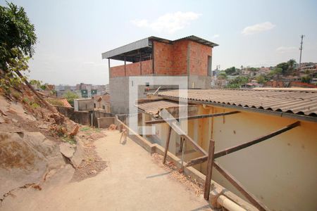 Casa à venda com 480m², 2 quartos e sem vagaFundos