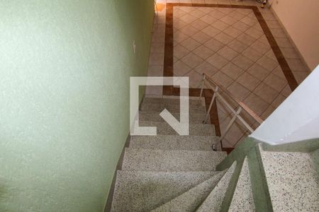 Casa para alugar com 280m², 2 quartos e 2 vagas Casa para alugar com 280m², 2 quartos e 2 vagasEscada