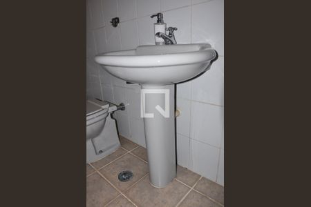 Casa para alugar com 570m², 5 quartos e 6 vagas Casa para alugar com 570m², 5 quartos e 6 vagasBanheiro na Área da Garagem