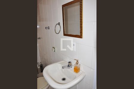 Casa para alugar com 570m², 5 quartos e 6 vagas Casa para alugar com 570m², 5 quartos e 6 vagasBanheiro na Área da Churrasqueira