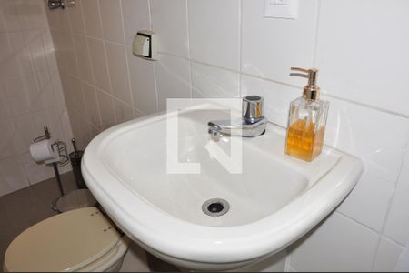 Casa para alugar com 570m², 5 quartos e 6 vagas Casa para alugar com 570m², 5 quartos e 6 vagasBanheiro na Área da Churrasqueira