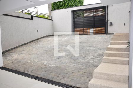 Casa para alugar com 570m², 5 quartos e 6 vagas Casa para alugar com 570m², 5 quartos e 6 vagasGaragem