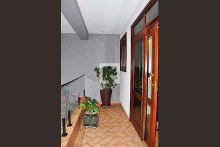 Casa para alugar com 570m², 5 quartos e 6 vagas Casa para alugar com 570m², 5 quartos e 6 vagasDetalhe - Varanda da Sala