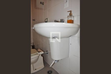 Casa para alugar com 570m², 5 quartos e 6 vagas Casa para alugar com 570m², 5 quartos e 6 vagasBanheiro na Área da Churrasqueira