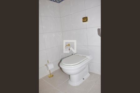 Casa para alugar com 570m², 5 quartos e 6 vagas Casa para alugar com 570m², 5 quartos e 6 vagasBanheiro do Hall de entrada