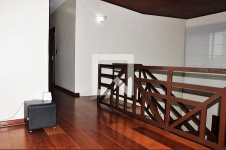 Casa para alugar com 570m², 5 quartos e 6 vagas Casa para alugar com 570m², 5 quartos e 6 vagasDetalhe - Hall dos Quartos