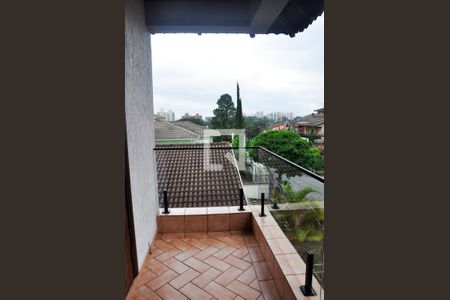 Casa para alugar com 570m², 5 quartos e 6 vagas Casa para alugar com 570m², 5 quartos e 6 vagasDetalhe - Varanda do Quarto 01 com Suíte