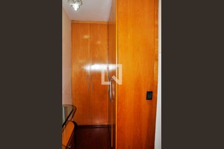 Casa para alugar com 570m², 5 quartos e 6 vagas Casa para alugar com 570m², 5 quartos e 6 vagasDetalhe - Coset do Quarto 03 com Suíte