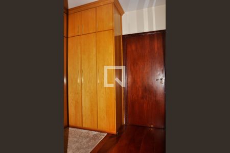 Casa para alugar com 570m², 5 quartos e 6 vagas Casa para alugar com 570m², 5 quartos e 6 vagasDetalhe - Closet do Quarto 01 com Suíte