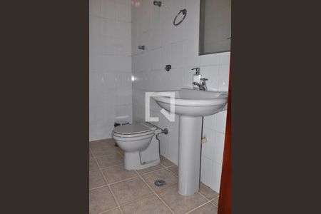 Casa para alugar com 570m², 5 quartos e 6 vagas Casa para alugar com 570m², 5 quartos e 6 vagasBanheiro na Área da Garagem