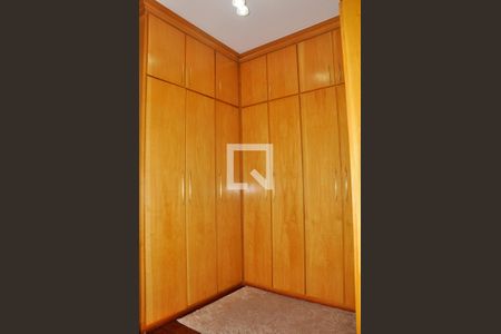 Casa para alugar com 570m², 5 quartos e 6 vagas Casa para alugar com 570m², 5 quartos e 6 vagasDetalhe - Closet do Quarto 01 com Suíte