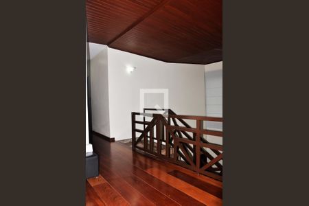 Casa para alugar com 570m², 5 quartos e 6 vagas Casa para alugar com 570m², 5 quartos e 6 vagasDetalhe - Hall dos Quartos