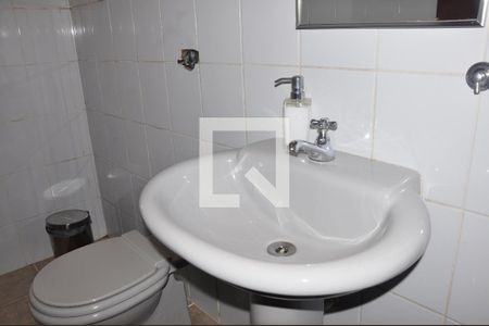 Casa para alugar com 570m², 5 quartos e 6 vagas Casa para alugar com 570m², 5 quartos e 6 vagasBanheiro na Área da Garagem