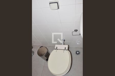 Casa para alugar com 570m², 5 quartos e 6 vagas Casa para alugar com 570m², 5 quartos e 6 vagasBanheiro na Área da Churrasqueira