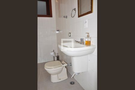 Casa para alugar com 570m², 5 quartos e 6 vagas Casa para alugar com 570m², 5 quartos e 6 vagasBanheiro na Área da Churrasqueira