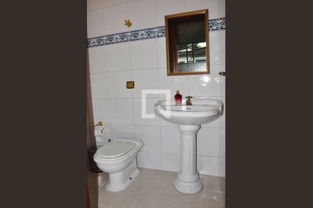 Casa para alugar com 570m², 5 quartos e 6 vagas Casa para alugar com 570m², 5 quartos e 6 vagasBanheiro do Hall de entrada