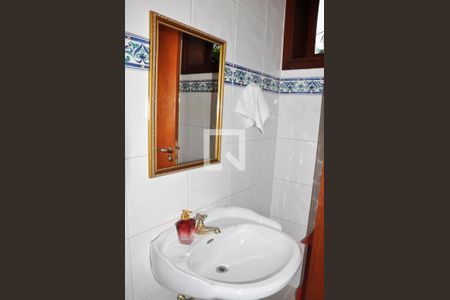 Casa para alugar com 570m², 5 quartos e 6 vagas Casa para alugar com 570m², 5 quartos e 6 vagasBanheiro do Hall de entrada