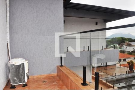 Casa para alugar com 570m², 5 quartos e 6 vagas Casa para alugar com 570m², 5 quartos e 6 vagasDetalhe - Varanda do Quarto 02 com Suíte