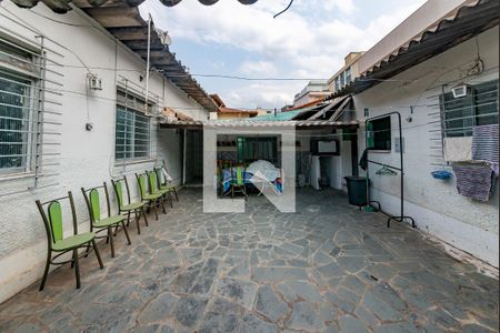 Casa à venda com 297m², 5 quartos e 1 vaga Casa à venda com 297m², 5 quartos e 1 vagaQuintal