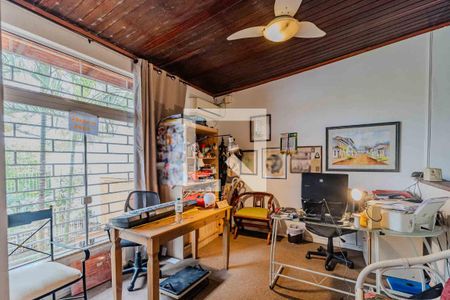 Casa à venda com 240m², 4 quartos e 6 vagasEscrito