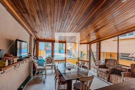 Casa à venda com 240m², 4 quartos e 6 vagasEscrito