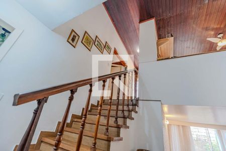 Casa à venda com 240m², 4 quartos e 6 vagasEscada 