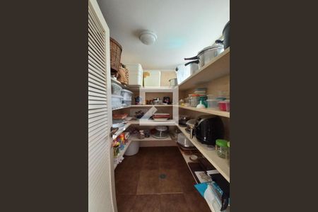 Casa à venda com 493m², 4 quartos e 2 vagas Casa à venda com 493m², 4 quartos e 2 vagasDespensa